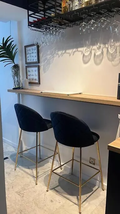 Cosy Renovated 1-bedroom Etoile